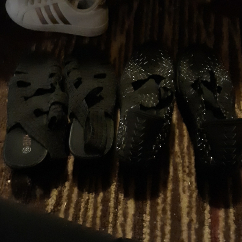 2 pair wedge sandels